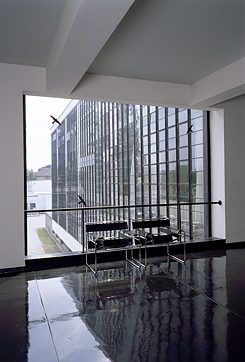 Chaise Vassily dans la cage d’escalier du Bauhaus de Dessau.