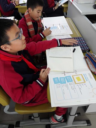 上海进才外国语中学的学生们在使用YEAAEP环保文件夹