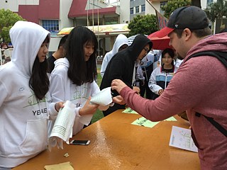 Schülerinnen und Schüler verteilen die Fragebögen zum Thema "Papierbenutzung an der Schule". © © Quanzhou Nr. 7 Oberschule Schülerinnen und Schüler verteilen die Fragebögen zum Thema "Papierbenutzung an der Schule".
