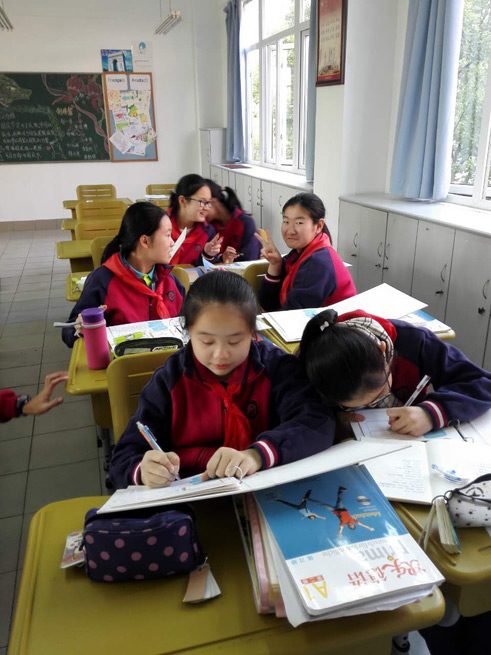 Schülerinnen und Schüler  der Shanghai JIncai Foreign Language Middle School arbeiten mit dem YEAAEP Umweltordner