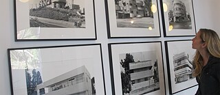 Visitante do Museu Bauhaus em Tel Aviv, Israel