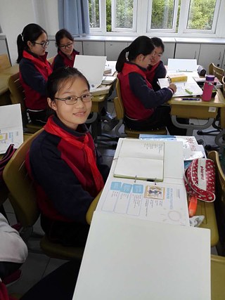 Schülerinnen und Schüler  der Shanghai JIncai Foreign Language Middle School arbeiten mit dem YEAAEP Umweltordner