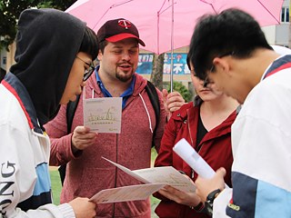 Schülerinnen und Schüler verteilen Materialien zum Projekt.  © © Quanzhou Nr. 7 Oberschule Schülerinnen und Schüler verteilen Materialien zum Projekt. 