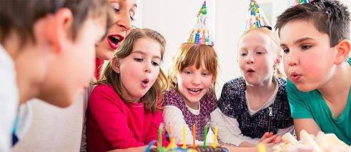 Von Kochtöpfen und  Luftschlangen: Ein typischer Kindergeburtstag in Deutschland. 