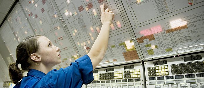 Prozesswissen gewinnt gegenüber Produktwissen an Bedeutung: Eine Auszubildende überprüft Messwerte im Kontrollzentrum einer Chemieanlage.