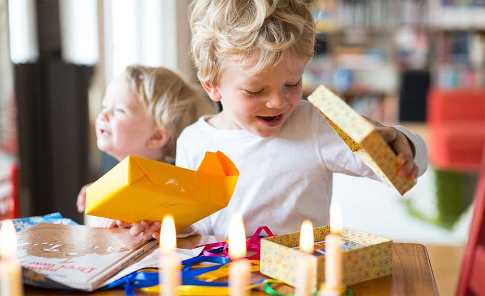La fête d’anniversaire commence par le déballage des cadeaux. 