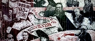 another world is necessary - or: don't think about the crisis - fight!. Thomas Kilpper, Xilogravura no chão do Vila Flores (impressão sobre lona crua), Porto Alegre, 2016. 