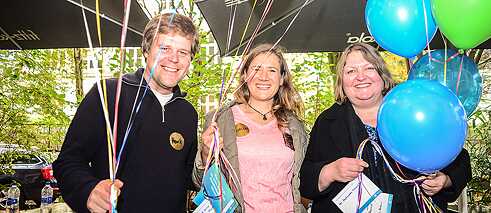 Henrik Maaß und zwei Gewinnerinnen des BGE