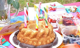 Le nombre de bougies sur le gâteau correspond à l’âge de l’enfant qui fête son anniversaire. 