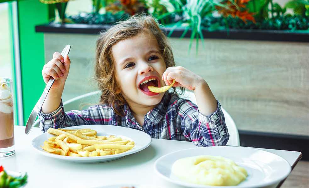 Pour son dîner d’anniversaire, Jonas a souhaité manger des frites avec de petites saucisses