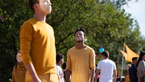 Actors performing the installation "Früher war alles schlechter als heute…außer die Zukunft"