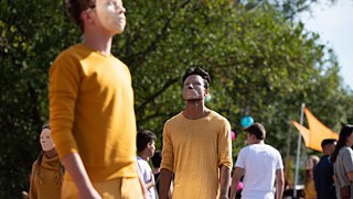 Actors performing the installation "Früher war alles schlechter als heute…außer die Zukunft"