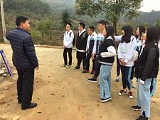 Schülerinnen und Schüler stellen Fragen an den stellvertretenden Direktor des Forstbetriebs Lai Shiyu