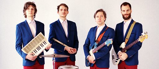 Foto von Tobias Hoffmann, Benjamin Schaefer, Max Andrzejewski und Lukas Kranzelbinder mit ihren Instrumenten 