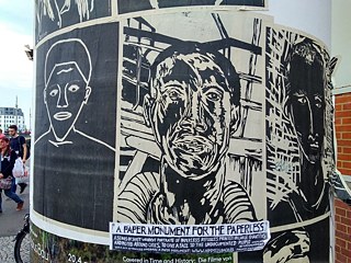 Himmelsbach (Domenique Himmelsbach de Vries), “A Paper Monument for The Paperless”, xilogravura (seleção de 60 retratos diversos) sobre papel-jornal; 2018 (pilar com cartazes em frente à estação de metrô Warschauer Straße, Berlim, junho 2018) 
