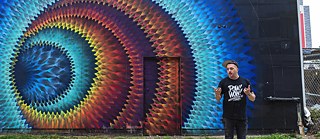 Kelly Towles spricht vor dem Wow! Wow! Gemälde (2016)