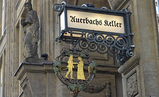 Het wijnlokaal Auerbachs Keller, in Goethes studietijd al een populaire studentenkroeg in Leipzig, bestaat nog steeds. De kroeg werd een wereldwijd bekende trekpleister door de rol die hij speelt in de roman Faust 