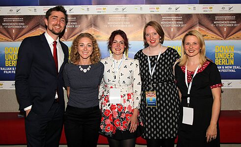 Angus Acton-Cavanough und Julia Kaute von der australischen Botschaft mit Down Under Berlin Organisatoren Sabrina Wittmann, Frances Hill und Charmaine Gorman im Jahr 2017.