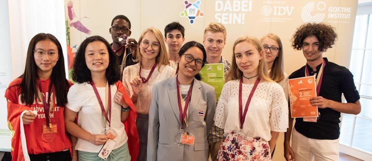 Alle Gewinnerinnen und Gewinner der Internationalen Deutscholympiade 2018 bei der Preisverleihung am 27. Juli 2018 in Freiburg.