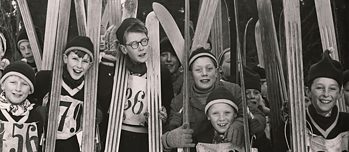 De jeunes skieurs