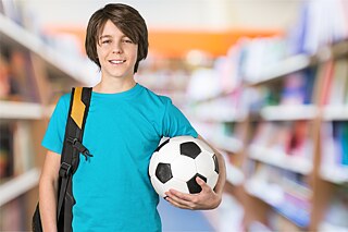 Schüler mit dem Ball