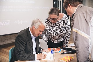 Georg von Wallwitz signiert Bücher © © Garage – Museum für moderne Kunst \ Dmitrij Schumow Georg von Wallwitz signiert Bücher