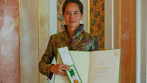 Ann-yi Bingöl nimmt stellvertretend die Goethe-Medaille für ihren Vater, Péter Eötvös, entgegen