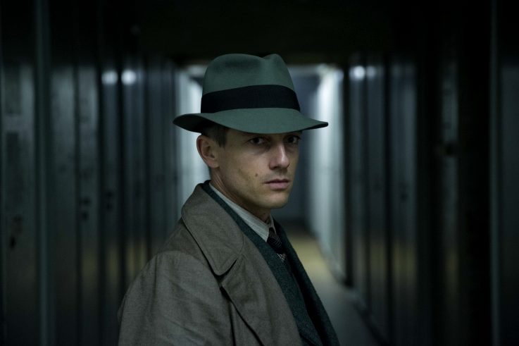 Volker Bruch como el inspector Gereon Rath en la serie Babylon Berlin. Photo by Frédéric Batier / X Filme