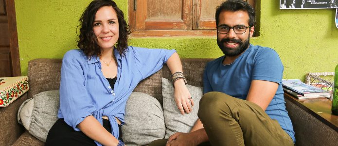 Das Paar Michela Strobel und Karan Talwar vor den ’Harkat Studios’