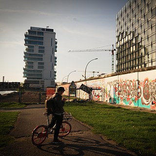 Surviving segments of the Wall vs. property development projects: a view of the banks of the Spree
