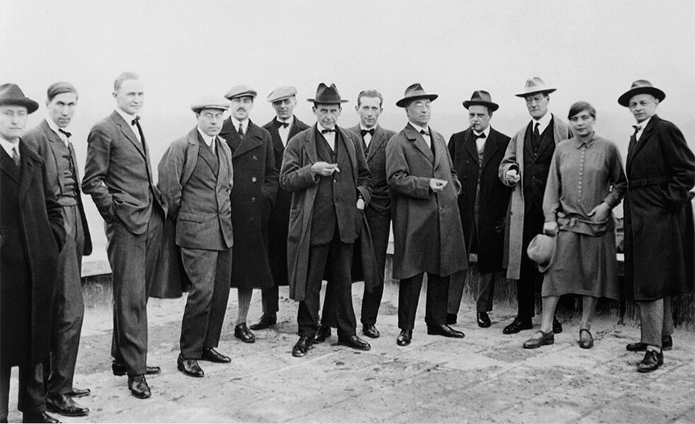 Foto di gruppo dei maestri del Bauhaus a Dessau (1926): da sinistra a destra: Josef Albers, Hinnerk Scheper, Georg Muche, László Moholy-Nagy, Herbert Bayer, Joost Schmidt, Walter Gropius, Marcel Breuer, Wassily Kandinsky, Paul Klee, Lyonel Feininger, Gunta Stölzl e Oskar Schlemmer.