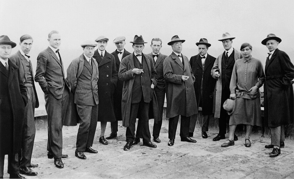 Os mestres da Bauhaus em Dessau (1926), da esq. para a dir.:  Josef Albers, Hinnerk Scheper, Georg Muche, László Moholy-Nagy, Herbert Bayer, Joost Schmidt, Walter Gropius, Marcel Breuer, Wassily Kandinsky, Paul Klee, Lyonel Feininger, Gunta Stölzl e Oskar Schlemmer