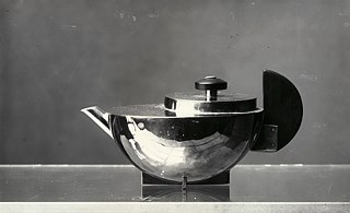 Mic ceainic MT 49 de Marianne Brandt, fotografiat în 1924 la Dessau de fotografa Bauhaus Lucia Moholy. 