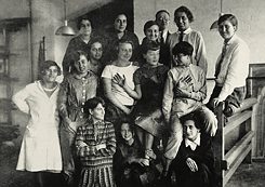 Foto di gruppo della classe di tessitura di Gunta Stölzl (con cravatta) attorno al 1927