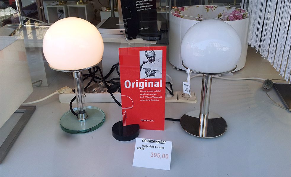 Dnes veľmi žiadaný a nie práve lacný kúsok: Wagenfeldova lampa v obchode 