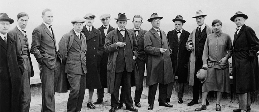 Gruppenbild der Bauhausmeister in Dessau (1926): v. l. n. r: Josef Albers, Hinnerk Scheper, Georg Muche, László Moholy-Nagy, Herbert Bayer, Joost Schmidt, Walter Gropius, Marcel Breuer, Wassily Kandinsky, Paul Klee, Lyonel Feininger, Gunta Stölzl und Oskar Schlemmer. 