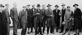 Foto grupal de los maestros de la Bauhaus en Dessau (1926): de izquierda a derecha: Josef Albers, Hinnerk Scheper, Georg Muche, László Moholy-Nagy, Herbert Bayer, Joost Schmidt, Walter Gropius, Marcel Breuer, Wassily Kandinsky, Paul Klee, Lyonel Feininger, Gunta Stölzl y Oskar Schlemmer.