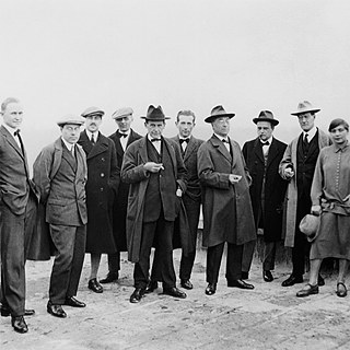 Gruppenbild der Bauhausmeister in Dessau (1926): v. l. n. r: Georg Muche, László Moholy-Nagy, Herbert Bayer, Joost Schmidt, Walter Gropius, Marcel Breuer, Wassily Kandinsky, Paul Klee, Lyonel Feininger und Gunta Stölzl.
