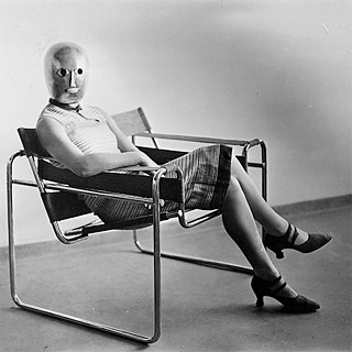 坐在鋼管扶手椅的女人，Marcel Breuer，1926年。