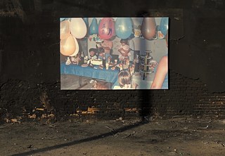 Feliz aniversário; Aufnahme einer Intervention im öffentlichen Raum. Serie: „A criança“, 2011/2015. Fotografie; 50 X 70 cm 