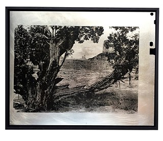 METAL MASTER: Cindy Sherman (1979); Série DELETE.use, 2014/2015. Transfer de impressão a laser sobre placa de alumínio para offset, pelo processo de gravura em metal, P.A. 24 X 31 X 3 cm