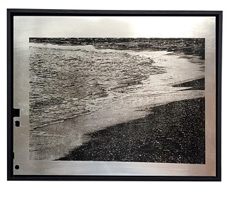 METAL MASTER: Nelifur Demir (2015). Série DELETE.use, 2014/2015. Transfer de impressão a laser sobre placa de alumínio para offset, pelo processo de gravura em metal, P.A. 24 X 31 X 3 cm