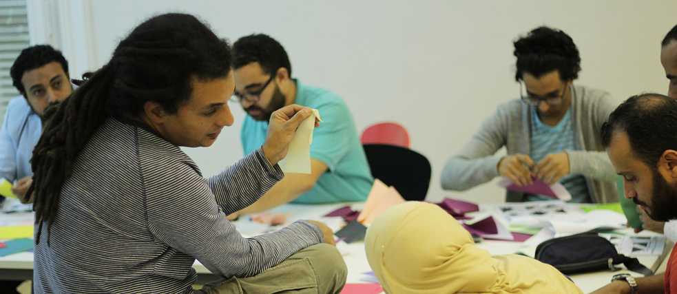 Im Rahmen des Alumni Exchange Programms gibt Osama Helmy einen Origami-Workshop am Goethe-Institut Kairo