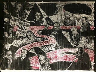 another world is necessary - or: don't think about the crisis - fight!. Thomas Kilpper, Xilogravura no chão do Vila Flores (impressão sobre lona crua), Porto Alegre, 2016. Direitos de imagem: VG-Bildkunst, Bonn e artista