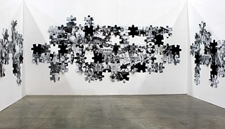 “To be Continued...(Latin American Puzzle)”, 1998/2001. Offset sobre EVA ; dimensões variáveis 110  peças de aproximadamente 40 X 50 cm.