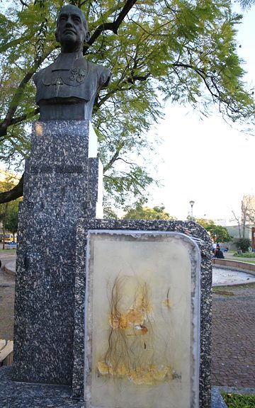 Monumento a Dom Sebastião, Porto Alegre, 2018. Dom Sebastião Schwarzer Granit mit Büste 87 X 53.