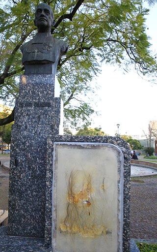 Denkmal an Dom Sebastião, Porto Alegre, 2018. Dom Sebastião Schwarzer Granit mit Büste 87 X 53.