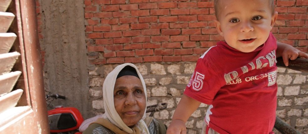 Une grand-mère avec son petit-fils à Tizmant, Égypte 