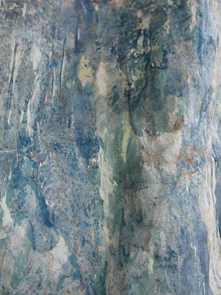 S/F Blau  {S+Kf+π1} (detail), 2017/18. Aus dem Projekt: „Preußisch-schwarz-weiß“  Preussisch Blau in Japanseide  mit traditionell fernostasiatischer Tamponmethode während des Druckvorgangs  synthetisiert 