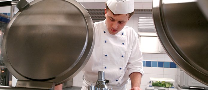 Jugendlicher in der Ausbildung zum Koch.